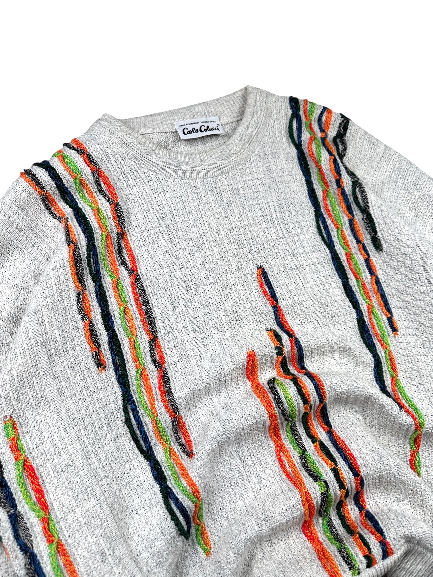 1990s Carlo Colucci 3D-Strickpullover Hellgrau mit bunten Streifen | Vintage M-L