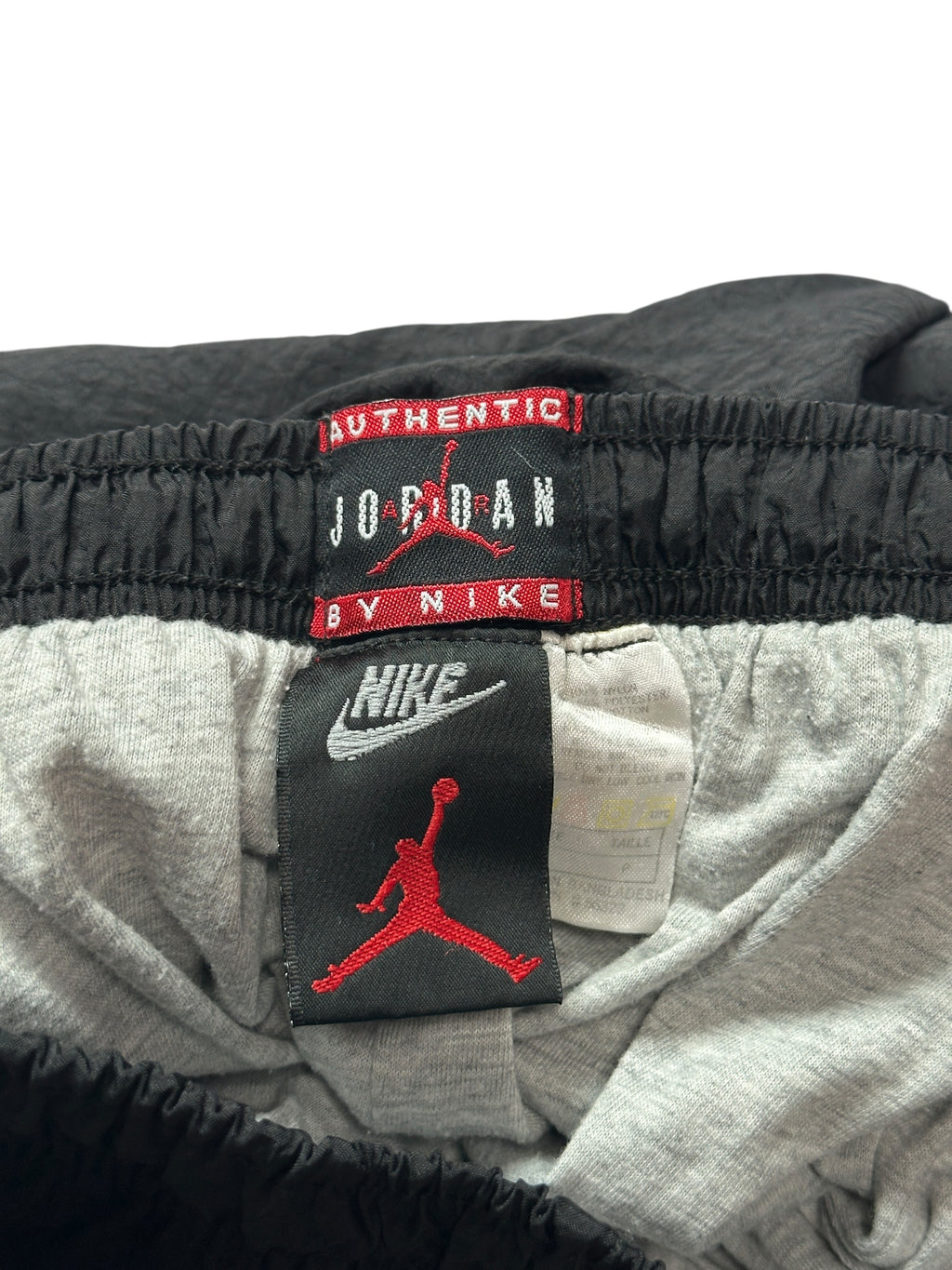 1980s Air Jordan Trackpants Schwarz Rot | Vintage Basketball Hose S