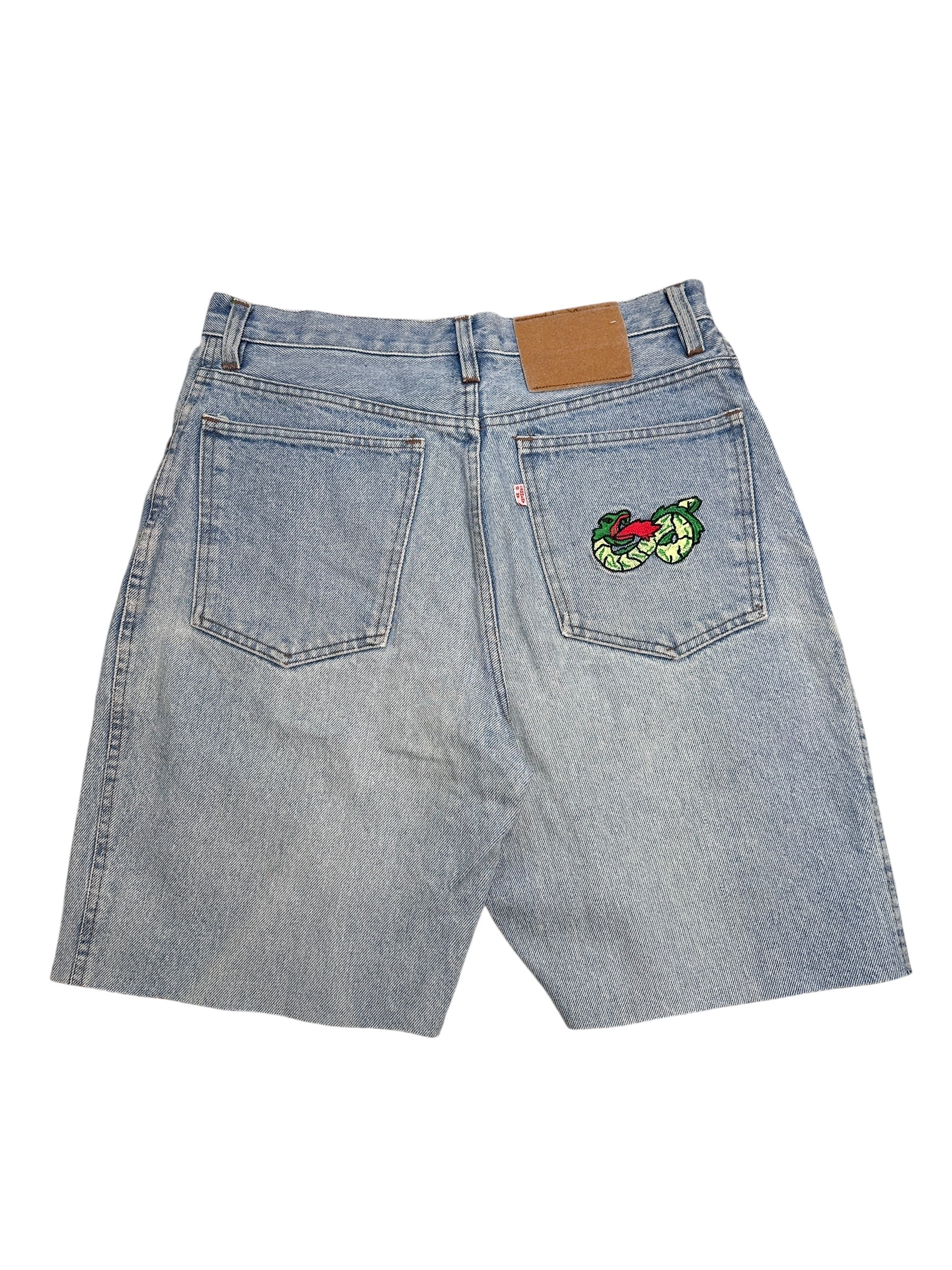 1990s Jeansshorts Blau mit Schlangen-Stickerei auf Gesäßtasche | Men’s Size M | Vintage